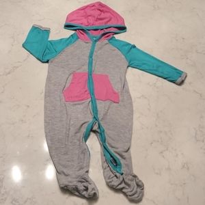 BUTTER SUPER SOFT HOODED FOOTIE. PINK TEAL GREY SIZE 3-6M